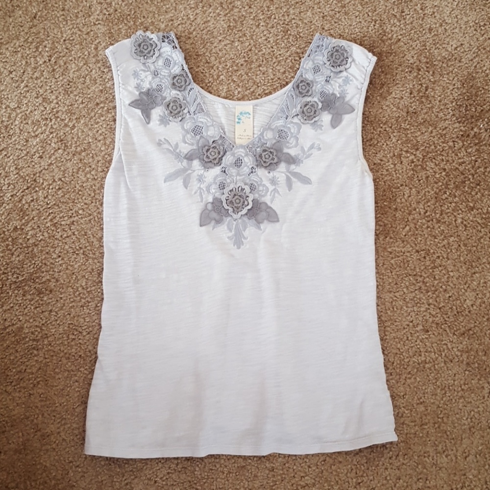 Grey embroidered v neck top sleeveless size small
